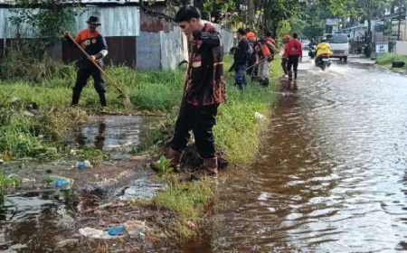 ASN Pemkab Kotim Bersihkan Drainase Atasi Banjir Parah di Baamang