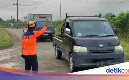Longsoran Batu Tutup Akses Jalan Nasional KM 16 Trenggalek-Ponorogo Sementara