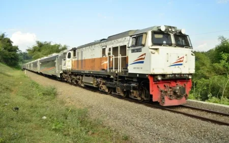 Tips Bebas Pegal Saat Tak Dapat Kursi di Kereta Lokal Malang-Surabaya