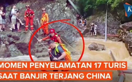 Detik-detik Dramatis Penyelematan 17 Turis Saat Banjir Bandang Terjang China
