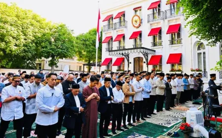 FOTO: Prabowo Salat Iduladha 1447 H di Paris