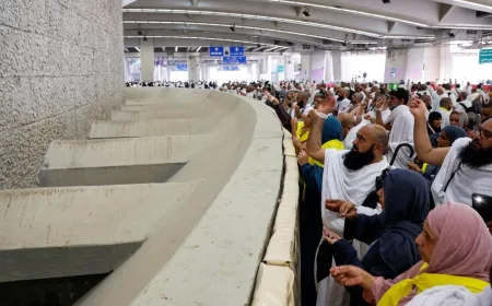 FOTO: Jamaah Haji Melaksanakan Ibadah Lempar Jumrah di Mina