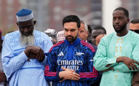 Potret Wali Kota New York Pakai Gamis Arsenal Saat Solat Ied Adha