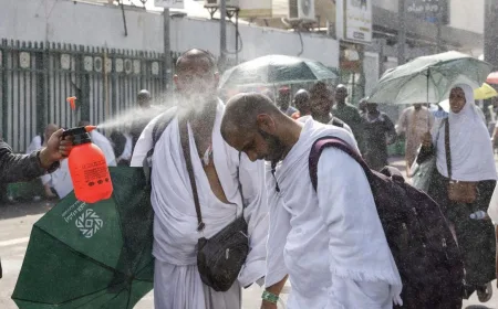 FOTO: Suhu Panas Ekstrem di Mina Capai 44 Derajat Celsius