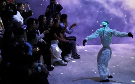 Momen Robot & Manusia Berbagi Panggung Catwalk di Fashion Show