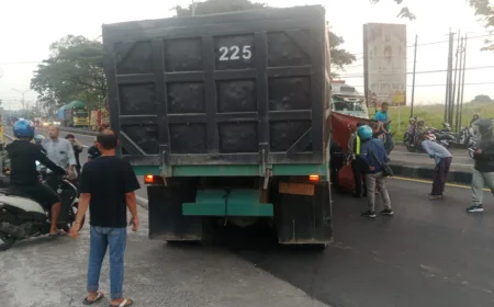 Pengendara Revo Tewas Setelah Tabrak Truk Keluar SPBU di Jalan Raya Surabaya-Malang