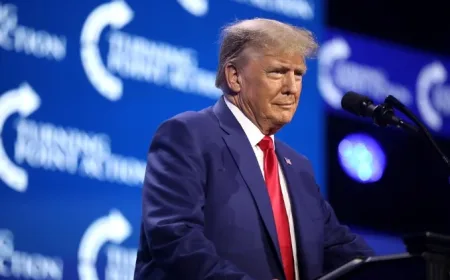 Trump Menuju Ruang Situasi Gedung Putih Saat Kesepakatan Gencatan Senjata AS-Iran Terancam