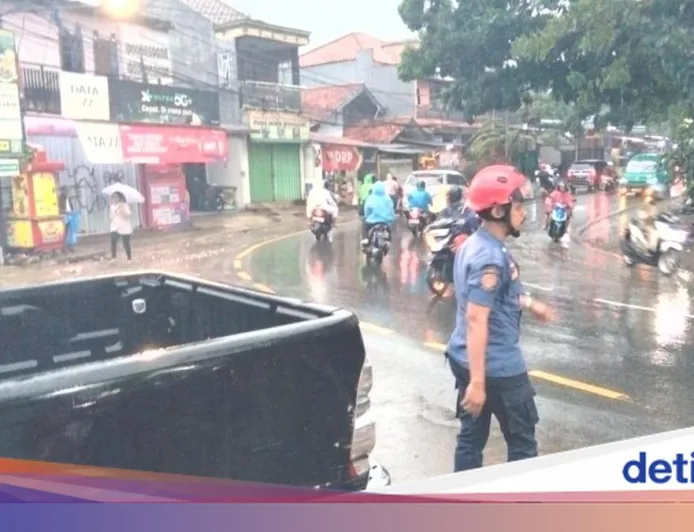 Banjir di Jalan KSU Depok Akibat Hujan Deras, Pemotor Nekat Terobos Genangan