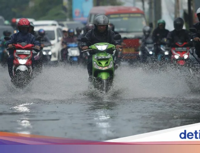 Banjir Akibat Hujan Deras Terjadi di Jalan Swadarma dan Ciledug Raya Jaksel