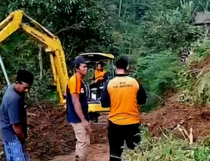 Hujan Deras Sebabkan 11 Titik Longsor di Banyubiru, Jalan Desa Sempat Tertutup