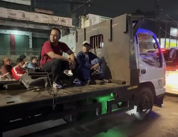Banjir Cipulir: Video Pria Turun dari Angkot untuk Nebeng Truk Terobos Genangan