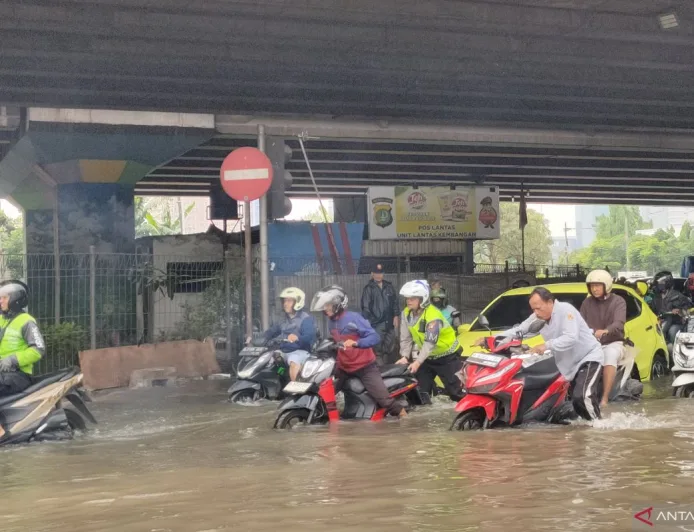 Ratusan Motor Mogok Terobos Banjir di Puri Kembangan, Jakarta Barat