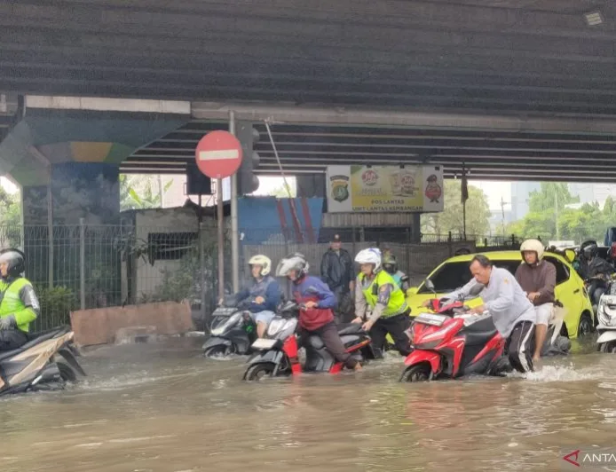Ratusan Motor Mogok Terobos Banjir 80 cm di Puri Kembangan Jakarta Barat