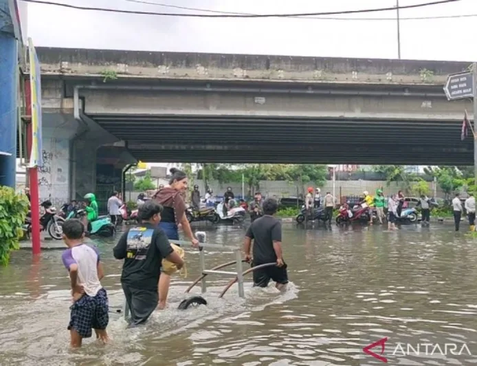 Jasa Gerobak Raup Untung Rp800 Ribu dalam 3 Jam Akibat Banjir Puri Kembangan