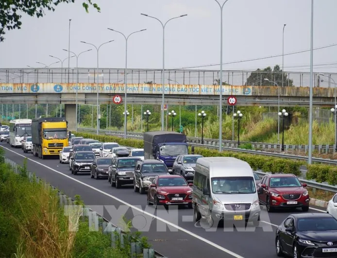 Kecelakaan Bus dan Truk Kontainer di Jalan Tol Dong Nai Selamatkan 21 Korban