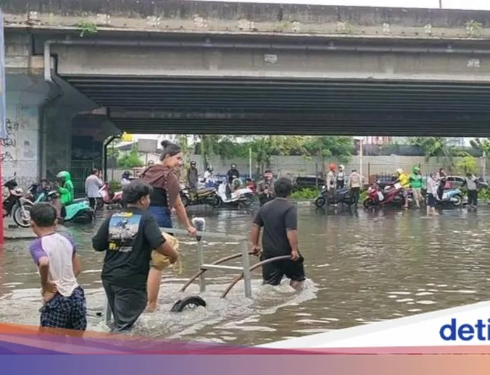 Jasa Gerobak Angkut Motor Raup Untung Besar di Tengah Banjir Puri Kembangan