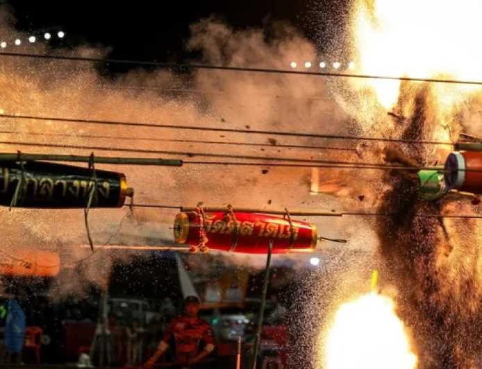 Festival Roket Mon Thailand: Potret Langit Membara dan Adu Kecepatan Roket