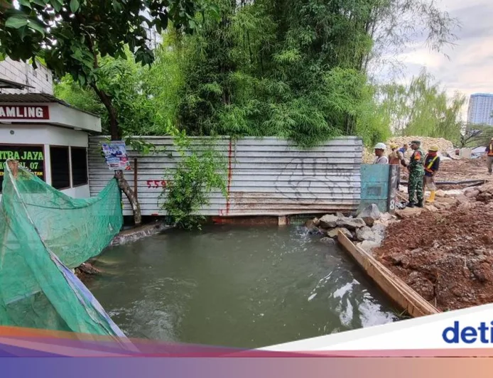 Kali Angke Masih Siaga 2, Pemkot Jakbar Terus Kuras Banjir di Kembangan