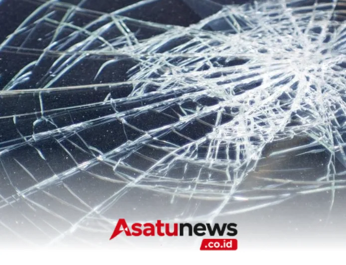 Truk Muatan Jagung Kecelakaan di Tol Jatiwarna, Jalan Terpenuhi Jagung Berserakan