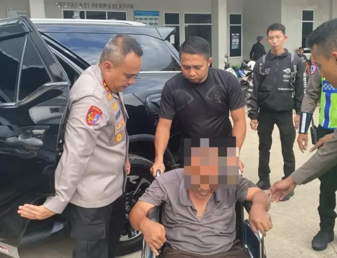 Kapolres Melawi Sigap Evakuasi Korban Kecelakaan Tunggal dengan Kendaraan Dinas