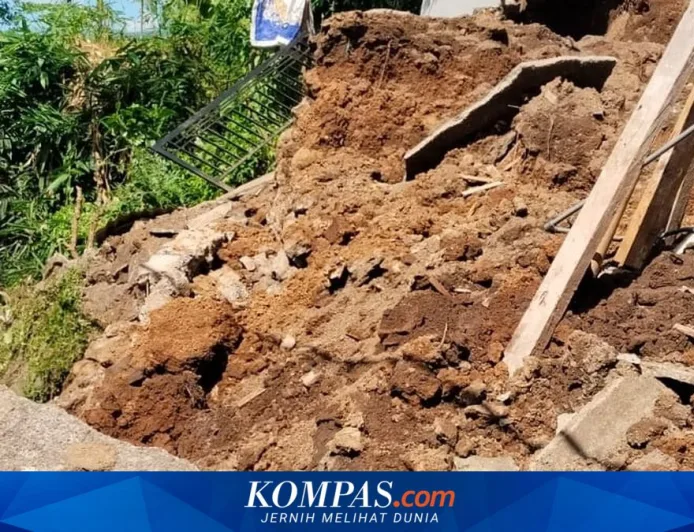 Tanah Longsor Tutup Jalan di Buleleng, Akses Warga Lumpuh Total