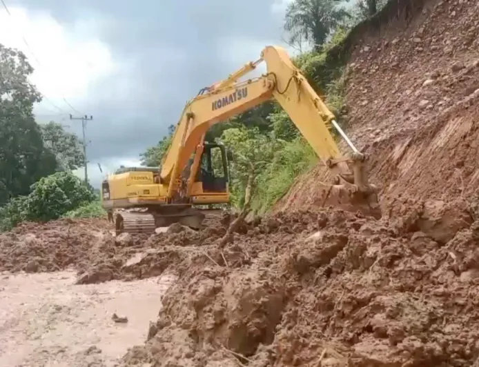 Pemprov Sumbar Kerahkan Ekskavator Atasi Longsor di Jalan Palembayan