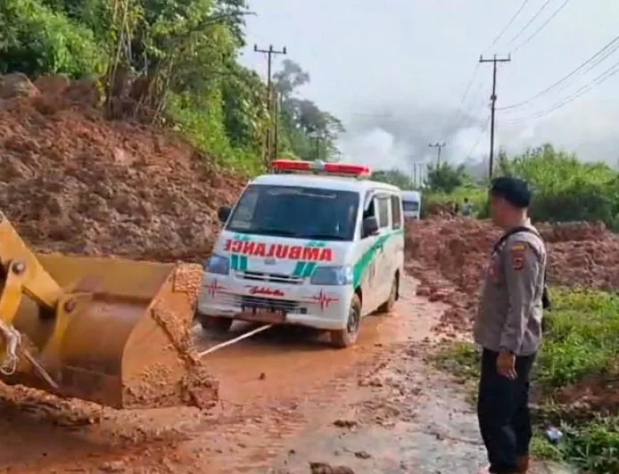 Longsor di Kerinci-Merangin Lumpuhkan Akses, Petugas Terapkan Sistem Buka-Tutup