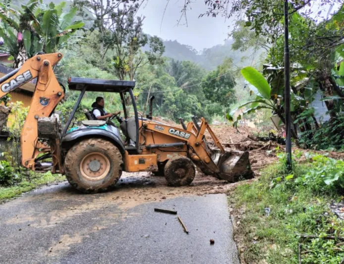 BPBD Agam Kerahkan Dua Alat Berat Bersihkan Material Longsor Tutup Jalan Provinsi