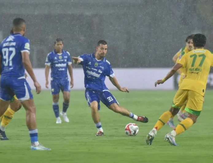Adu Kisaran Gaji Thom Haye dan Rizky Ridho Jelang Persija vs Persib