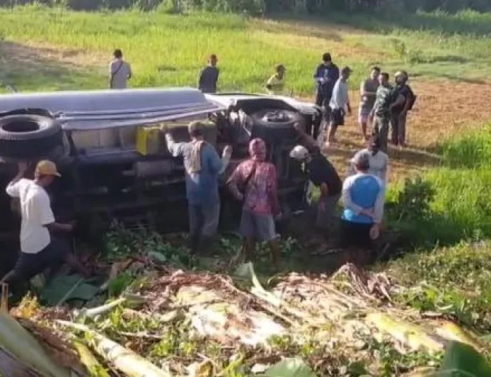 Kecelakaan Jember: Truk Terguling Setelah Tabrakan dengan Mobil Pikap di Kencong