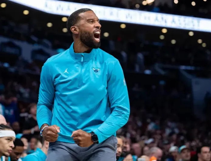 Charlotte Hornets Perpanjang Kontrak Pelatih Charles Lee Usai Musim Gemilang