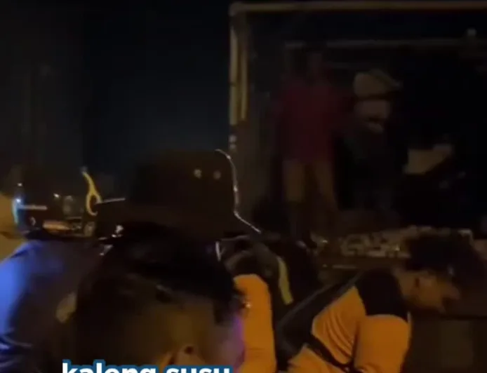 Warga Salatiga Banjir Pujian karena Bantu Kumpulkan Susu Berserakan Usai Kecelakaan