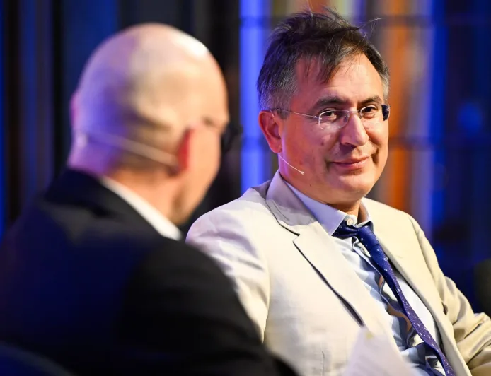 Dana Hedge Fund Chris Hohn Pangkas Saham Microsoft Senilai $8 Miliar, Waspada Gangguan AI