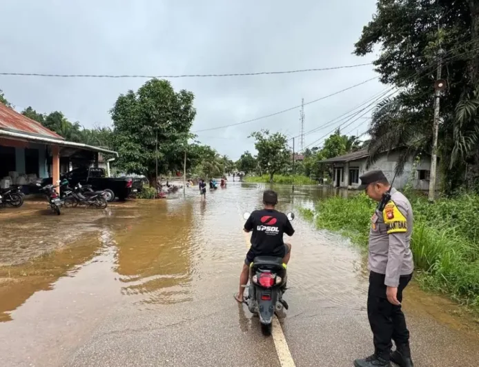 Hujan Deras Landa Sanggau, Banjir Rendam Permukiman di Toba