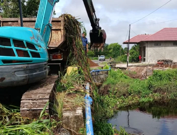 Dinas SDABMBKPRKP Kotim kerahkan tiga ekskavator bersihkan drainase antisipasi banjir