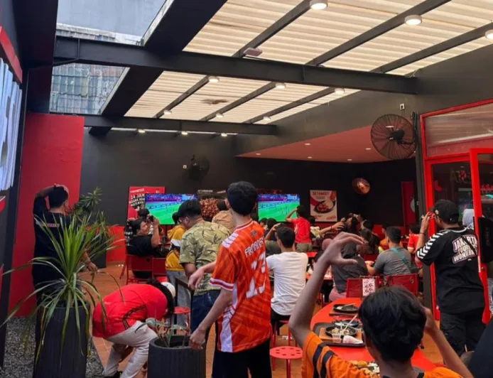 Persija Jakarta vs Persib Bandung: Ketika The Jakmania dan Bobotoh Beri Dukungan dari Layar Kaca