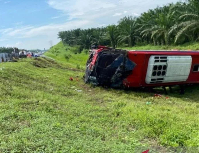 Nahas! Bus Halmahera kecelakaan di Tol JMKT, empat orang meninggal