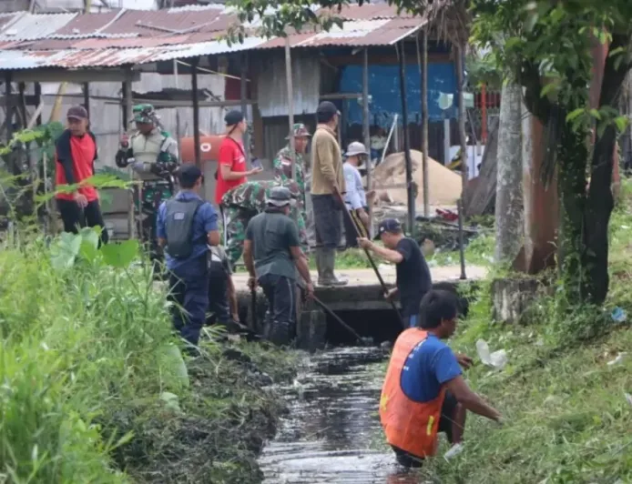Kodim 1205 Sintang dan Warga Normalisasi Drainase untuk Cegah Banjir Musim Hujan