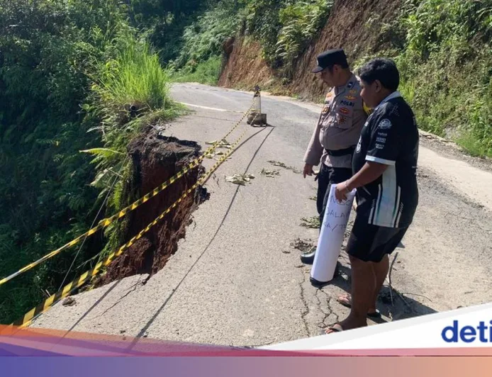 Separuh Badan Jalan Penghubung di Merangin Amblas Akibat Longsor