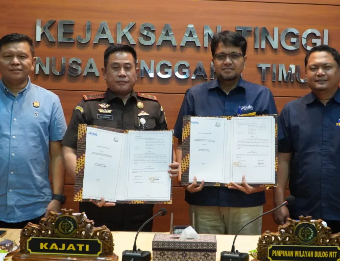 Kejati NTT dan Perum BULOG Kanwil NTT Perpanjang Kerja Sama Penanganan Masalah Hukum Bidang Datun.