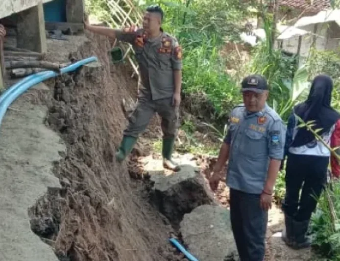 Longsor di Banjarwangi Ancam Rumah Warga