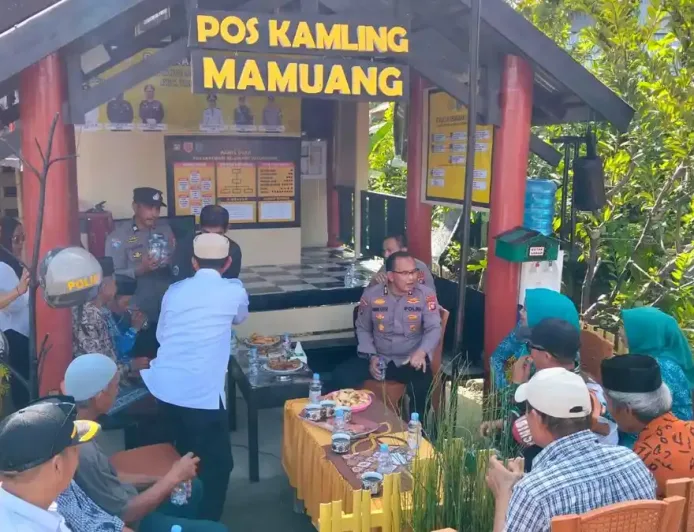 Bangun Pos Kamling di Tapalang, Polisi Latih Hansip Lumpuhkan Pelaku Kriminal Tanpa Kekerasan - Tribun-sulbar.com