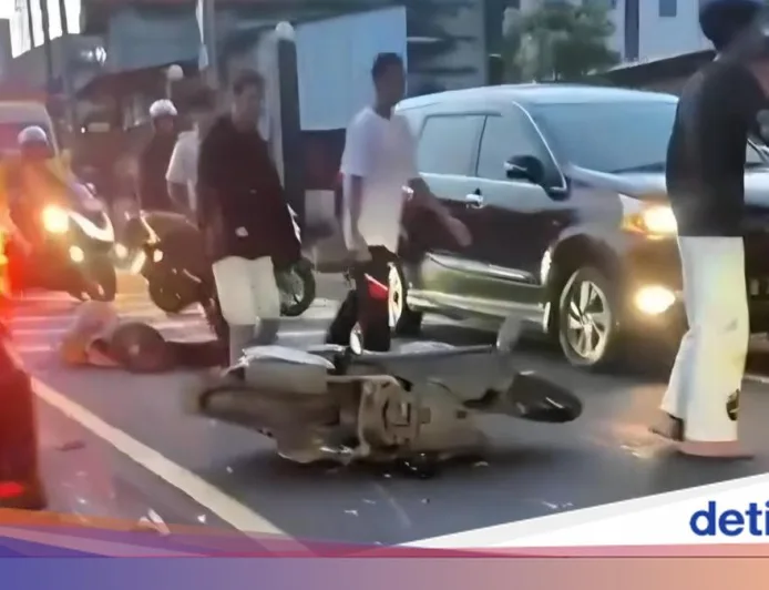 Pemotor Jatuh Lalu Tabrak Minibus di Puncak Bogor, 1 Orang Luka