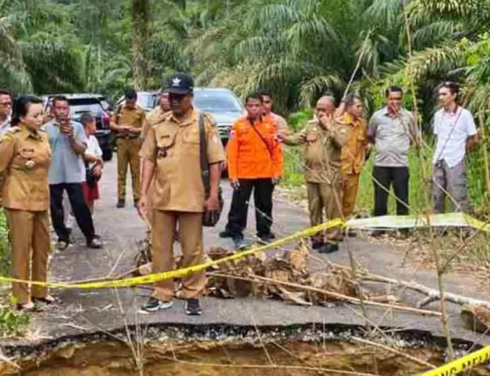 Bupati Landak Karolin Prioritaskan Perbaikan Jalan Amblas Akibat Banjir di Jelimpo