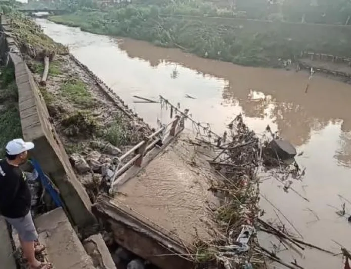 Jembatan Putus Diterjang Banjir, Warga 2 Kecamatan di Kendal Terisolasi Total