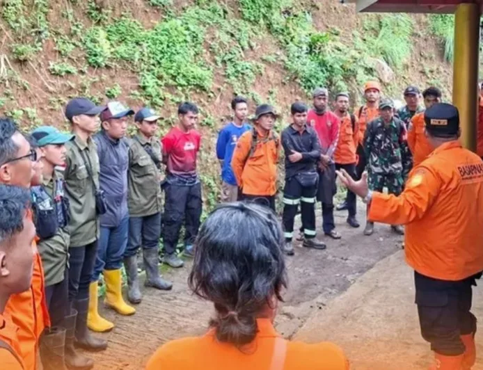 Longsor Tebing Curug Cileat, Dua Wisatawan Karawang Diduga Tertimbun Material