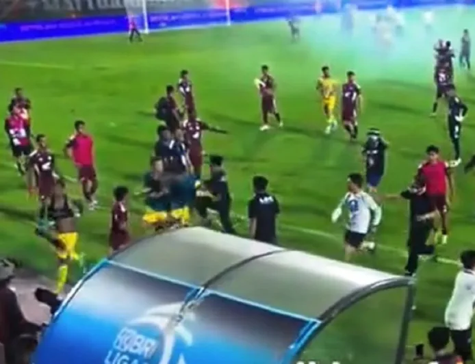 Oknum Suporter PSM Makassar Turun ke Lapangan dan Tendang Pemain Persib Bandung Setelah Laga