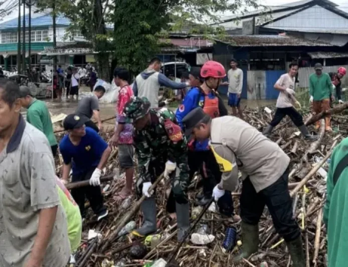 Babinsa Koramil Barabai Bersama Polri dan Relawan Gotong Royong Bersihkan Sungai Cegah Banjir