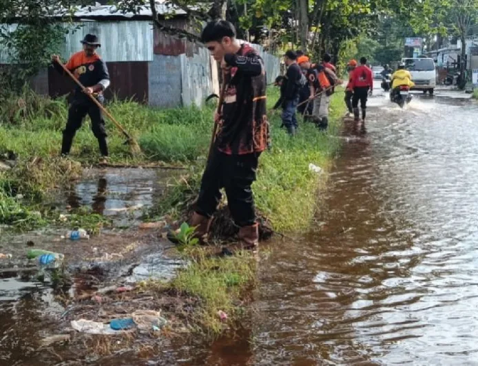 ASN Pemkab Kotim Bersihkan Drainase Atasi Banjir Parah di Baamang