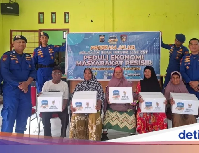 Program JALUR Polda Riau Berikan Bantuan Sosial di Desa Pelalawan Pelosok